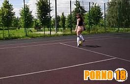 raquel freestyle nua jogando bola